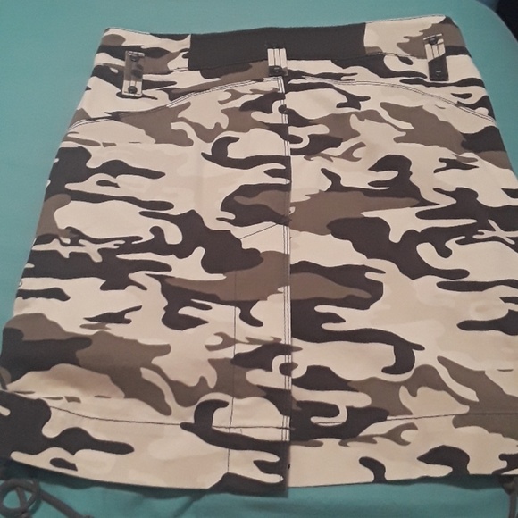 Vans size 5 juniors ladies camo skirt skull - Picture 3 of 4
